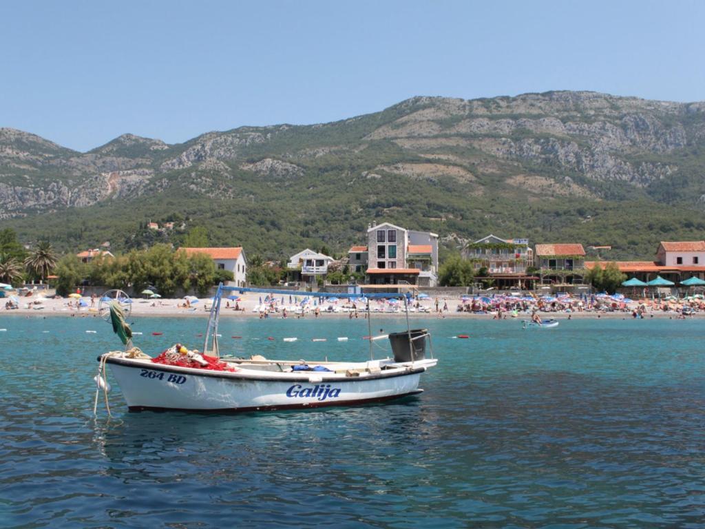 Apartments Galija Petrovac Bagian luar foto